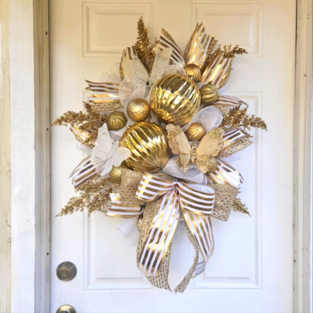 Elegant Gold and White Holiday Wreath - Picture 6 of 6